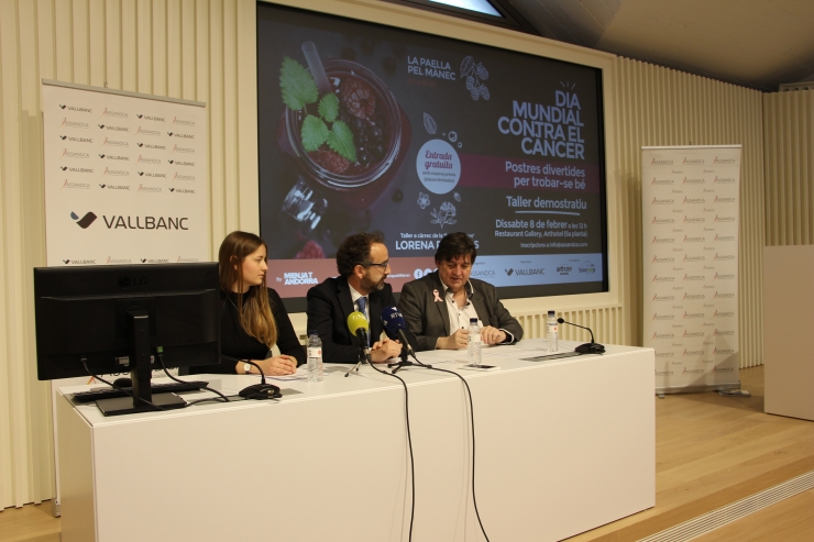 La 'food designer' Lorena Palacios, el director general de Negoci de Vall Banc Gerard Albà, i el president d'Assandca Josep Saravia, durant la presentació del taller 'La paella pel mànec'.
